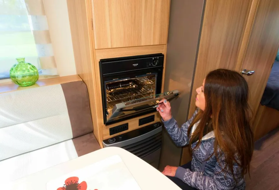 An-oven-with-a-light-inside---in-a-budget-caravan!-08565