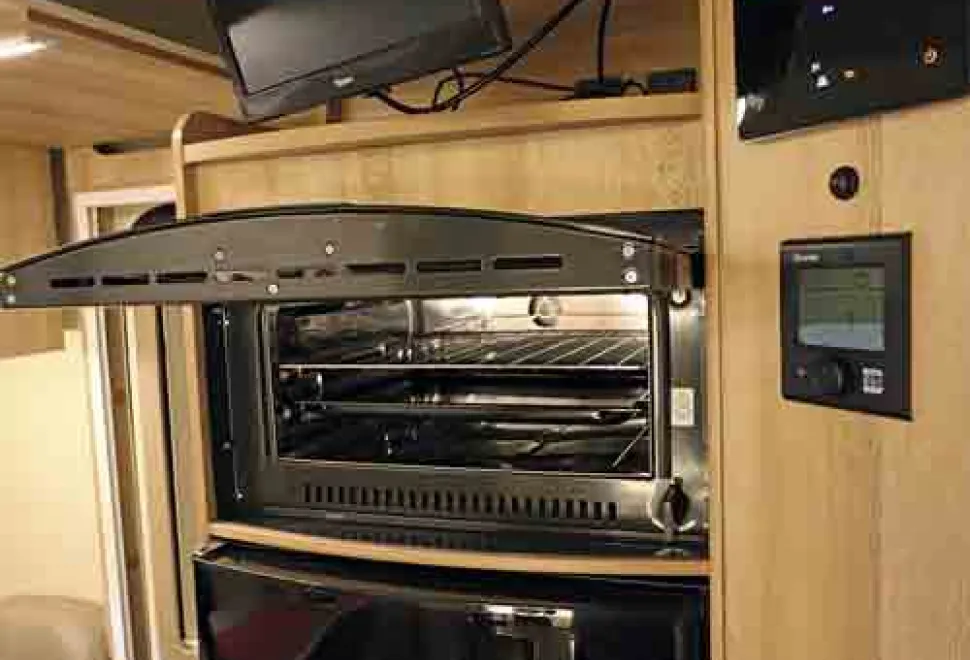 Giottiline-kitchen-and-TV-79715