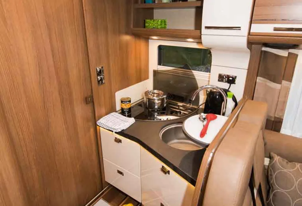 14_0--Compact-but-effective-kitchen-with-sink-cover-in-use-as-extra-shelf-DSC_1146-76231