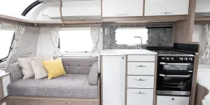 Coachman VIP 565 lounge and kitchen