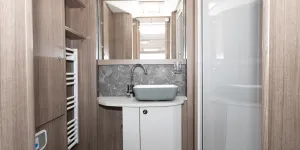 Coachman VIP 565 washroom