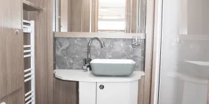 Coachman VIP 565 washroom