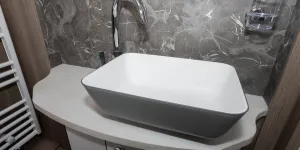 Coachman VIP 565 washroom