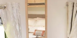 A-neat-oorner-dressing-table-with-a-long-mirror-37120
