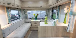 web-4-The-high-cabinet-between-the-dining-area-and-lounge-makes-the-two-areas-feel-well-separated2-96395
