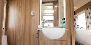 The-bedroom-is-out-of-sight,-to-the-rear-of-the-central-washsroom-27602