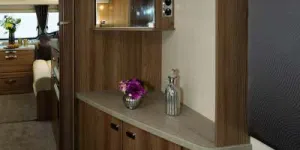 The-luxury-of-a-large-dressing-table!-77541