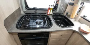 A-combined-oven-grill-plus-a-three-burner-hob---and-the-largest-of-the-three-burners-is-big-enough-for-a-wok-w800-85860