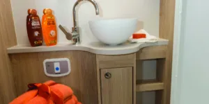 An-ingeniously-designed-cabinet-and-shelving-srrrangement-in-the-neat-vanity-area-w500-86673