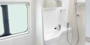 Warwick_XL_Bathroom-30718