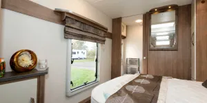 A-folding-blind-enhances-the-bedroom-styling-64765