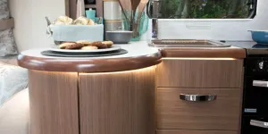 A-rim-of-light-highlights-the-edge-of-the-kitchen-surface3-49671