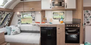 web-The-kitchen-is-compact-but-practical-31920
