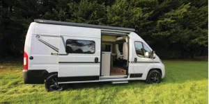 The Etrusco CV 600 DB high-top campervan