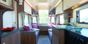 Plenty-of-kitchen-space-and-a-long-lounge-01386