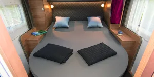 13.0-Large-island-bed,-with-sufficient-room-round-the-ends.-Only-TV-point-is-lacking.-DSC_2185-2-64672