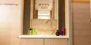 Slim-shelved-cabinets-are-on-both-sides-of-the-mirror-10464