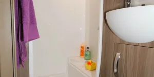 The-deep-lip-at-the-entrance-to-the-shower-enables-it-to-be-used-as-a-baby-bath!-49485