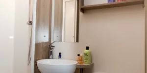 The-shower-room-is-amidships,-on-the-offside-98748