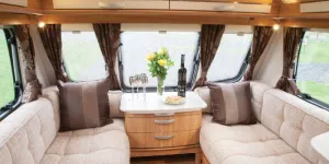 rhp_Plain fabrics create a pleasant lounge look
