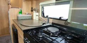 The-hotplate-is-raised,-above-the-trivet,-so-that-large-pans-can-be-used-here-01738