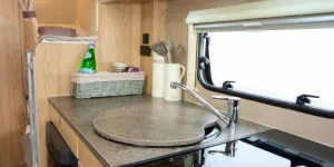 The-cover-for-the-extra-large-sink-becomes-part-of-the-work-surface-05800