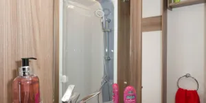 The-washbasin-is-mounted-on-the-forward-side-of-the-bedroom-wall-w500-22808