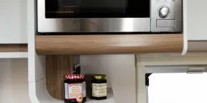 A-stunning-curved-shelf-design-in-the-kitchen-w800-23367