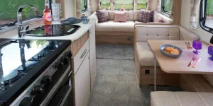 A-spacious-lounge,-a-permanent-dining-area-and-lots-of-floorspace!2-42926