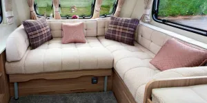 The-L-shape-provides-ample-seating-area-and-lots-of-floor-space-49599