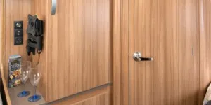 The-position-of-the-TV-bracket-alongside-the-wardrobe-enables-you-to-angle-it-to-face-all-areas-of-the-686-86819