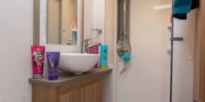 There&rsquo;s-enough-space-in-the-ashrom---and-a-towel-rail-across-the-shower-90882