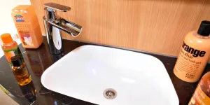 The-washbasin-sits-up-on-a-&rsquo;marble&rsquo;-plinth-50710