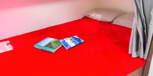 13_0-Rear-bed-is-large-and-comfoprtable-but-needs-three-rung-ladder-to-reach-the-floorDSC_1322-94388