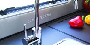 The-white-sink-cover-fits-flush-with-the-rim-to-it-forms-part-of-the-total-surface-w500-43230