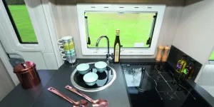 The-hob-pan-trivet-only-covers-the-two-burners,-so-there’s-plenty-of-space-around-the-hotplate,-enabling-you-to-use-large-pans-on-it.--w800-86228