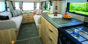 A-big-kitchen-and-a-lengthy-lounge-31615