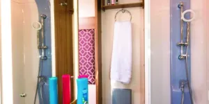 A-towel-loop-is-directly-above-the-panel-radiator-and-there-is-a-towel-hook-nearby-46409
