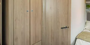 You-wouln&rsquo;t-think-there-was-a-fuill-sized-shower-room-behind-the-door-aft-of-the-wardrobe!-w600-71842