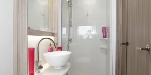 Coachman-shower-and-washroom-93662