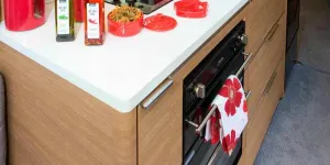 Working-surface-runs-alongside-and-in-front-of-the-hob-95381