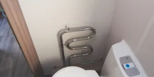 A-heated-towel-rail,-part-of-the-Alde-heating-system,-sits-on-the-forward-wall-of-the-washroom-24642