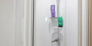 A-corner-shower-room,-yet-it-has-a-separate-shower-23501