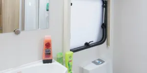 The-washbasin-and-toilet-are-on-the-offside-of-the-little-room-25298