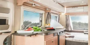 ERIBA_Touring_Triton_430_60_Edition_Kueche_Arbeitsplattenerweiterung-12320