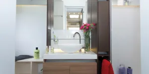 There-is-plenty-of-lighting-in-the-mirror-area-–-and-a-pull-out-towel-rail-14829