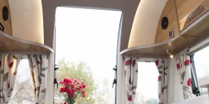 web-4-The-hallmark-Bailey-high-arching-roof-light-floods-daylight-into-the-lounge-32037