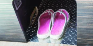 Brilliant-storage-solution-for-shoes,-alongside-the-door-w350-68227