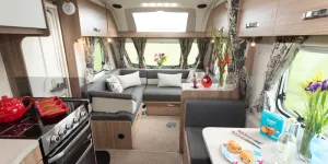 web-5-An-L-shaped-lounge-and-offside-dining-area-21270