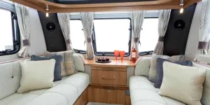 A-luxurious-lounge-with-sprung-upholsltery-and-a-full-width-rooflight-2-95446